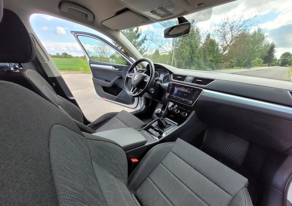Skoda Superb cena 64900 przebieg: 211880, rok produkcji 2018 z Szczecin małe 301